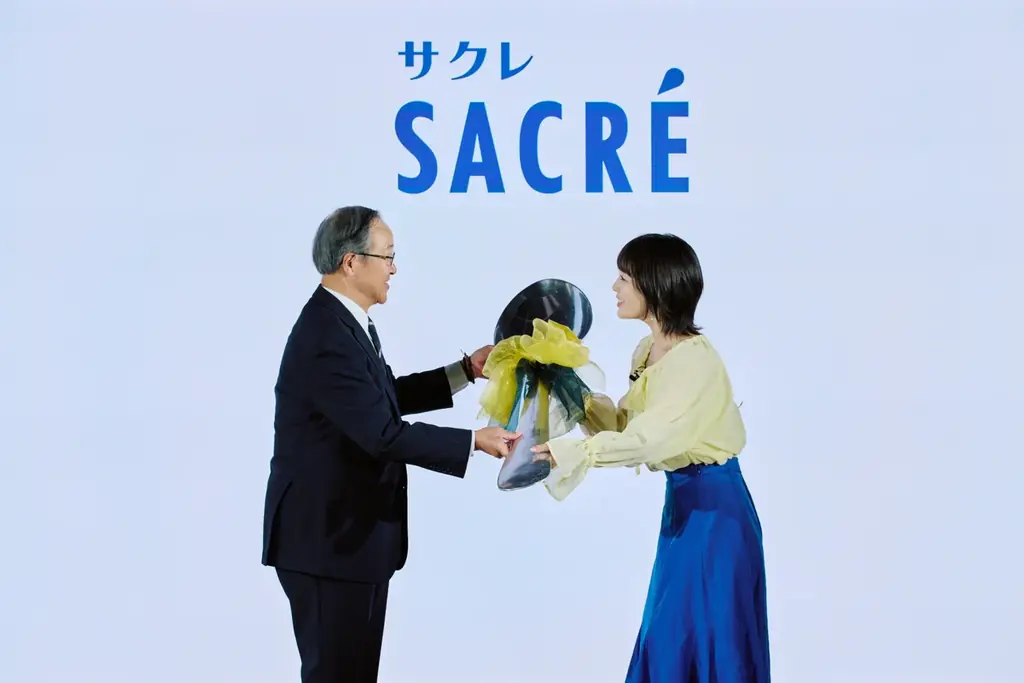 【「サクレレモン」 2026年 新TVCM発表会開催レポート】伊原六花さん、私生活でも“レモン愛”溢れるトークを披露！〜「サクレクイズ」全問正解で120cm超の巨大スプーン贈呈に「玄関に飾ります！」〜 画像 6
