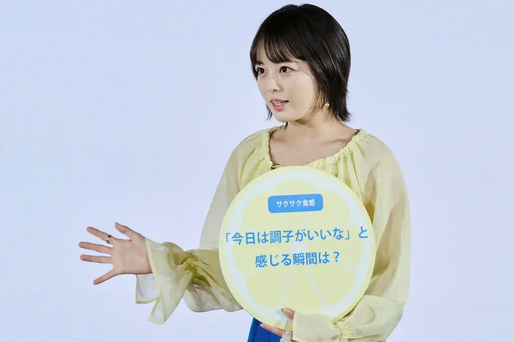 【「サクレレモン」 2026年 新TVCM発表会開催レポート】伊原六花さん、私生活でも“レモン愛”溢れるトークを披露！〜「サクレクイズ」全問正解で120cm超の巨大スプーン贈呈に「玄関に飾ります！」〜 画像 7