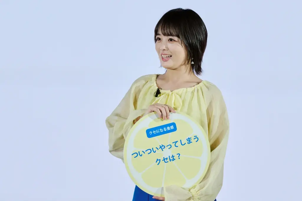 【「サクレレモン」 2026年 新TVCM発表会開催レポート】伊原六花さん、私生活でも“レモン愛”溢れるトークを披露！〜「サクレクイズ」全問正解で120cm超の巨大スプーン贈呈に「玄関に飾ります！」〜 画像 8