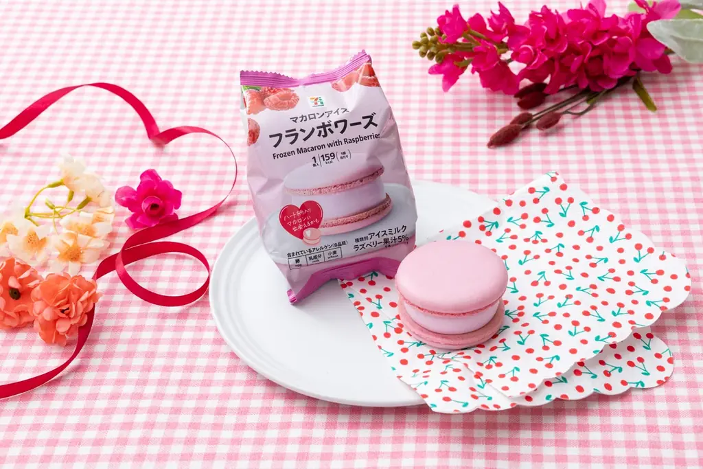 5月26日発売 セブンのマカロンアイス フランボワーズ