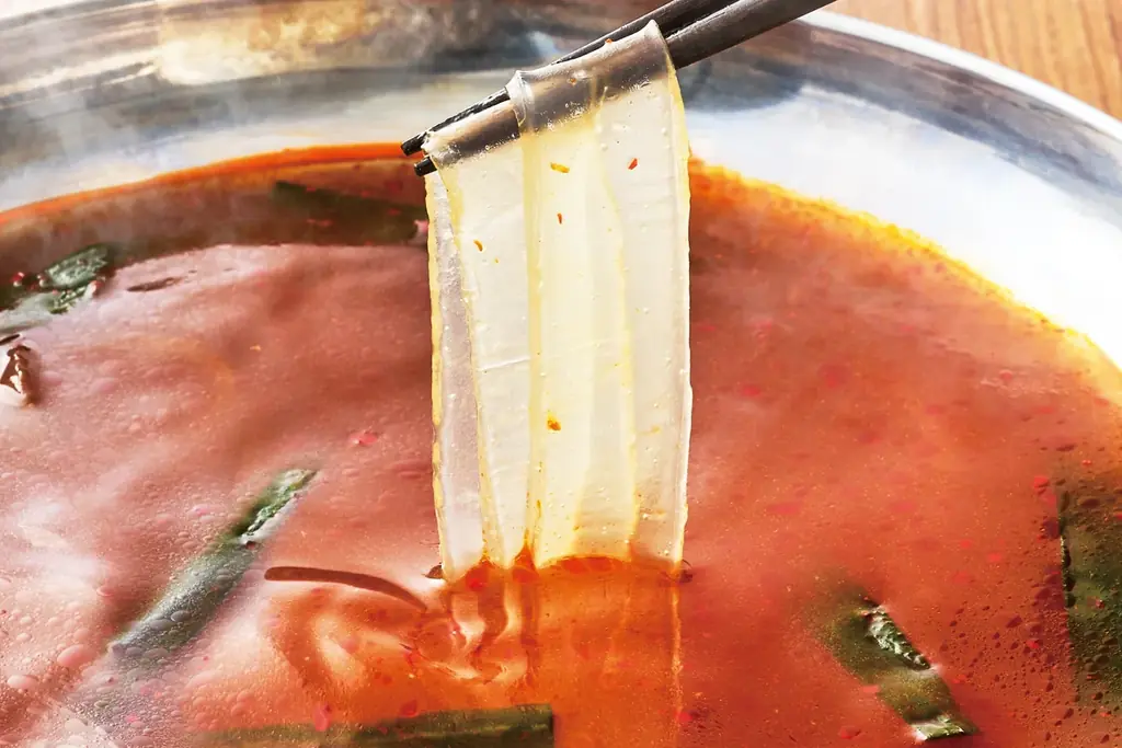 しゃぶしゃぶ温野菜から、“新化系”麻辣湯が登場！ 昨年好評の「旨辛 麻辣湯しゃぶ」が復活。トマト×バジルの「イタリアン麻辣湯」や「スパイシートマト麻辣湯」「ニラ醬麻辣湯」など、アレンジ無限大 画像 19