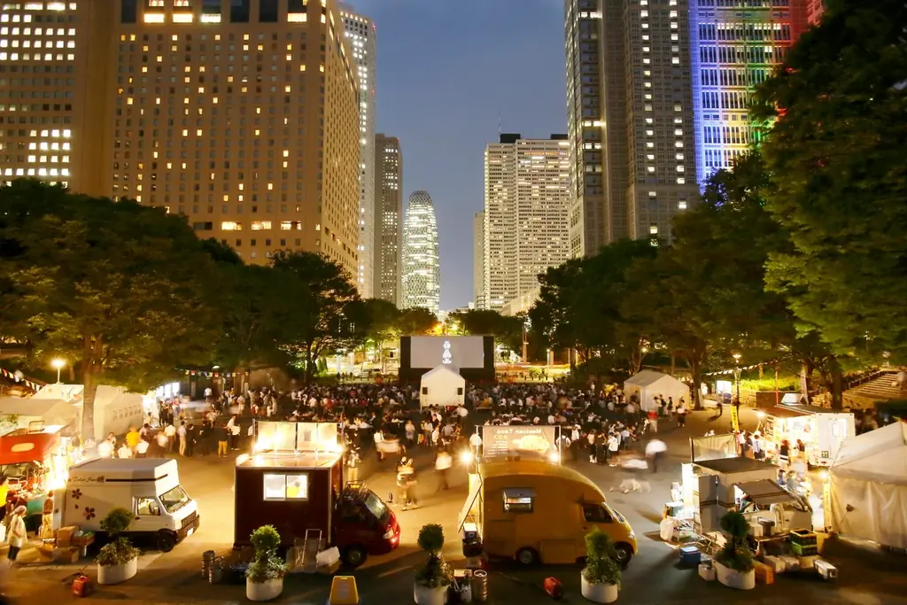 ６月３日～６日、「人」中心のまちへ、変わりゆく西新宿の夜景と共に名画を味わう「Screen @ Shinjuku Central Park」開催 画像 1
