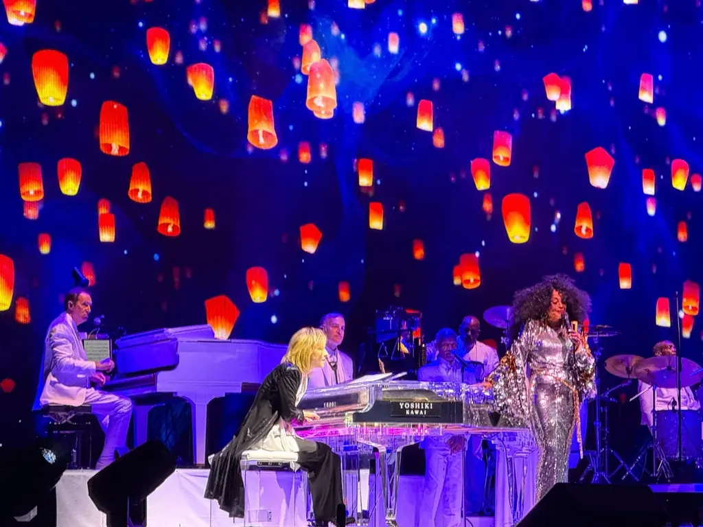 YOSHIKI、ダイアナ・ロス公演でサプライズ共演　名曲「If We Hold On Together」に大歓声 画像 4