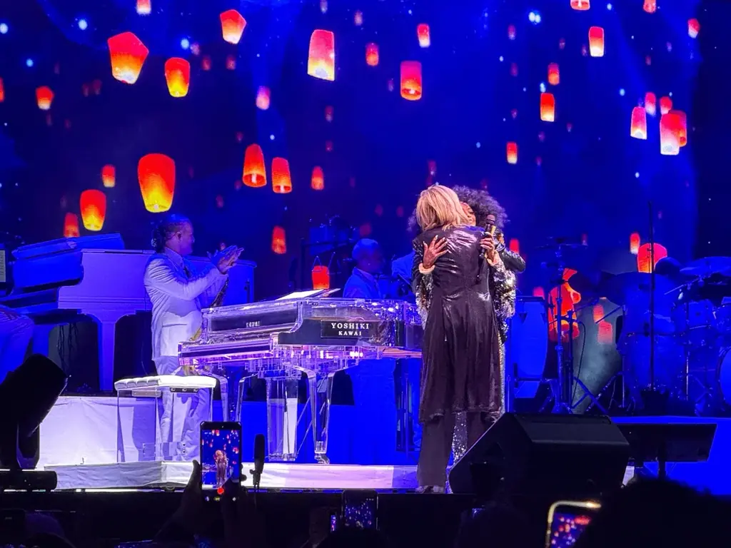 YOSHIKI、ダイアナ・ロス公演でサプライズ共演　名曲「If We Hold On Together」に大歓声 画像 5