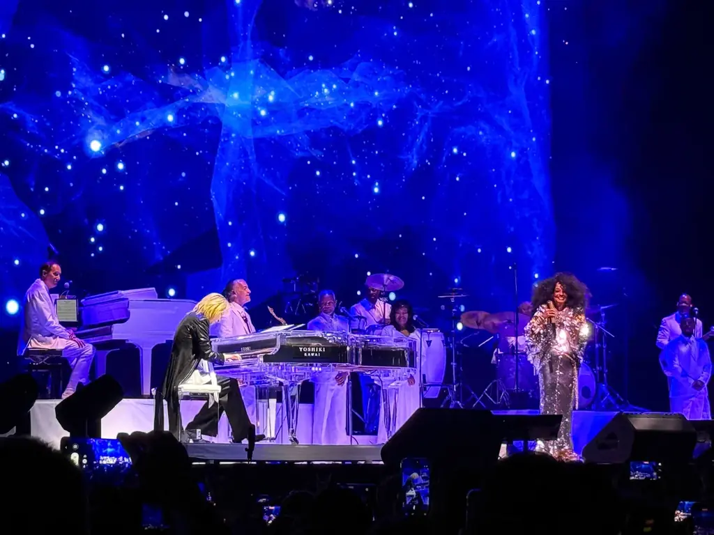 YOSHIKI、ダイアナ・ロス公演でサプライズ共演　名曲「If We Hold On Together」に大歓声 画像 7