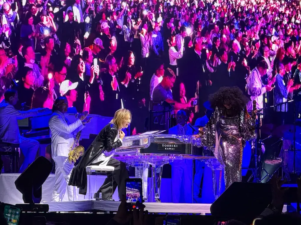 YOSHIKI、ダイアナ・ロス公演でサプライズ共演　名曲「If We Hold On Together」に大歓声 画像 8