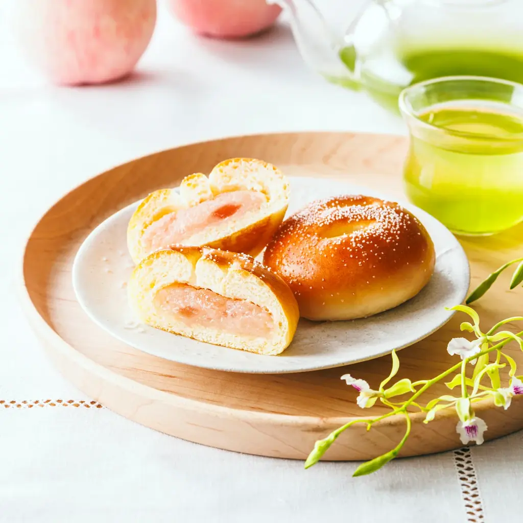 【木村屋總本店】＜新商品＞6月1日から、季節限定あんぱん「酒種 白桃」発売。”福島県産あかつき”のソースを使用した華やかな桃の香りと甘み。 画像 2