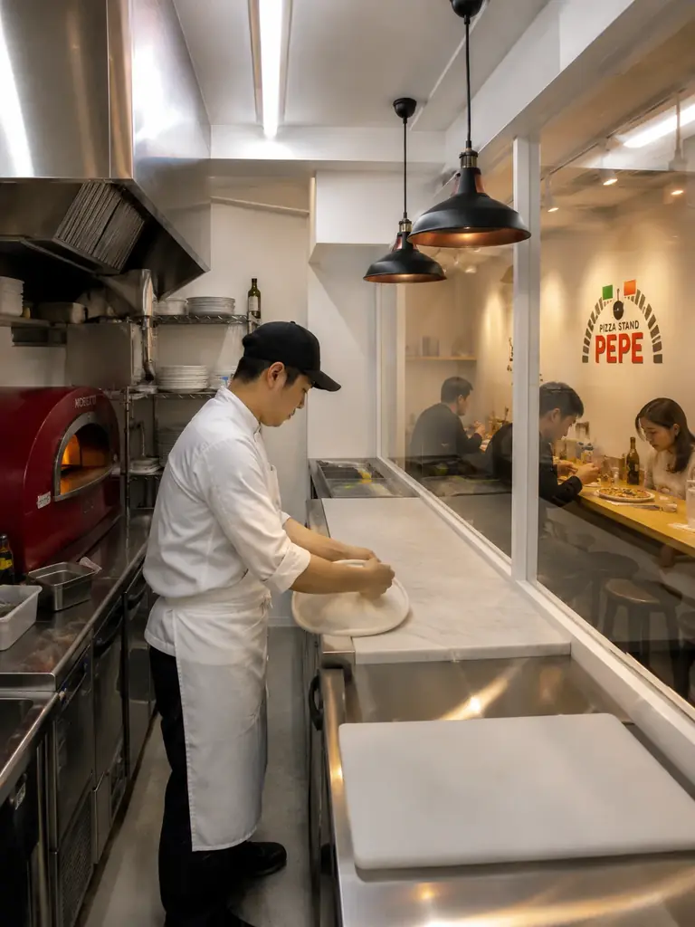 TikTok累計20万再生「日本のピザ、高すぎる」の料理人が日吉に”ラーメン屋のようなピザ屋”をオープン。30cm窯焼きマルゲリータ900円 画像 4