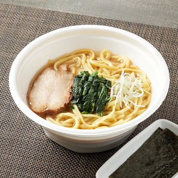 【関東地方限定】神奈川の“美味い”が勢ぞろい！ファミリーマート×テレビ神奈川「猫のひたいほどワイドNEO」タイアップ第2弾　家系ラーメンやナポリタンなど、地元ゆかりの3商品が5月26日（火）に登場 画像 5