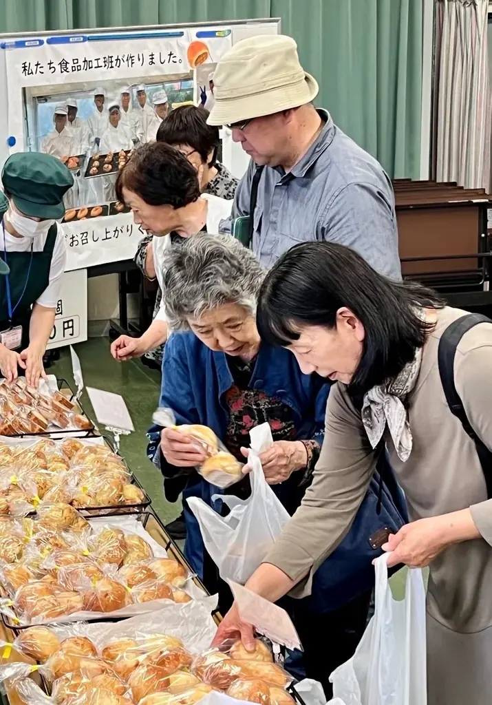 【埼玉県狭山市】埼玉県立狭山特別支援学校狭山清陵分校の生徒が焼き上げる「心のこもった手作りパン」販売会を奥富公民館で定期開催！地域との交流を深める学びの場 画像 2
