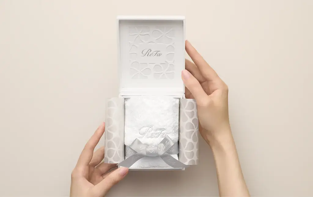 触れるたび、髪と肌を美しく導く「ReFa LINEN」より​特別なギフトBOX入りハンドタオルが​2026年6月1日（月）に新発売。 画像 2