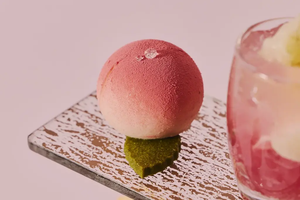 瑞々しいフレッシュの“桃”を「飲んで」「食べて」味わい尽くす至福のアフタヌーンティーを提供 フレッシュの桃を飴細工で飾ったパフェや、愛らしい桃ムース、桃の生スコーンなど 画像 10