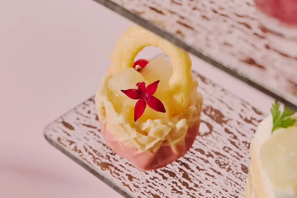 瑞々しいフレッシュの“桃”を「飲んで」「食べて」味わい尽くす至福のアフタヌーンティーを提供 フレッシュの桃を飴細工で飾ったパフェや、愛らしい桃ムース、桃の生スコーンなど 画像 11