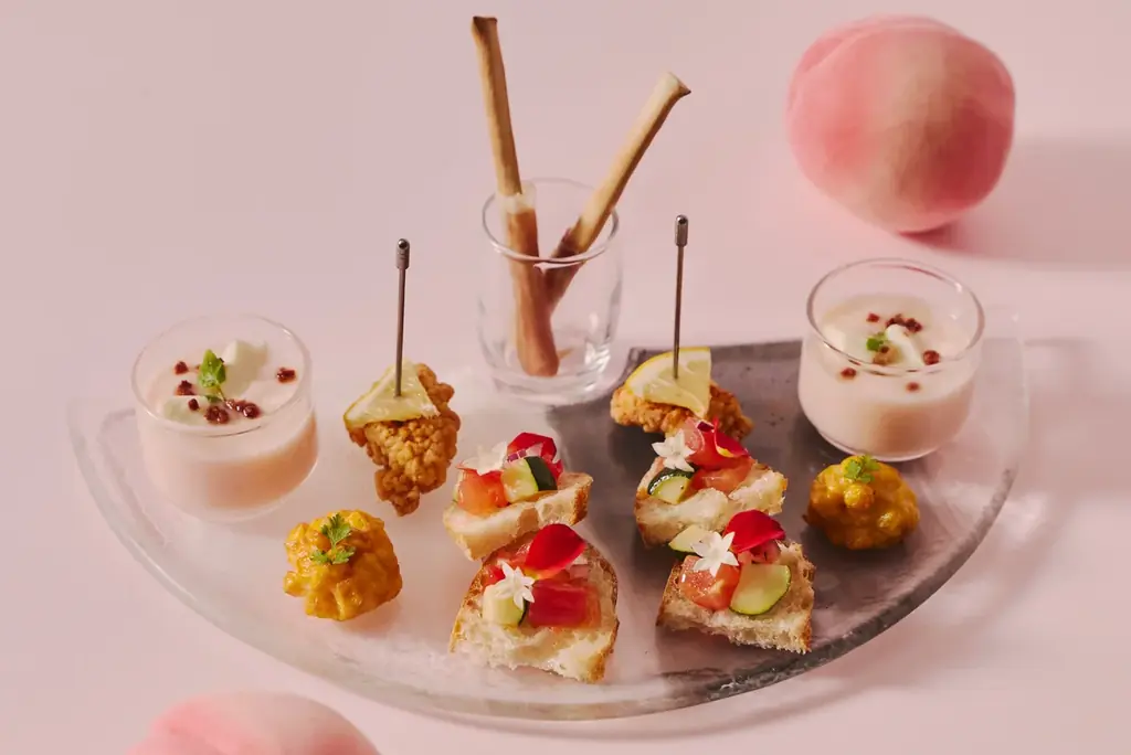 瑞々しいフレッシュの“桃”を「飲んで」「食べて」味わい尽くす至福のアフタヌーンティーを提供 フレッシュの桃を飴細工で飾ったパフェや、愛らしい桃ムース、桃の生スコーンなど 画像 13
