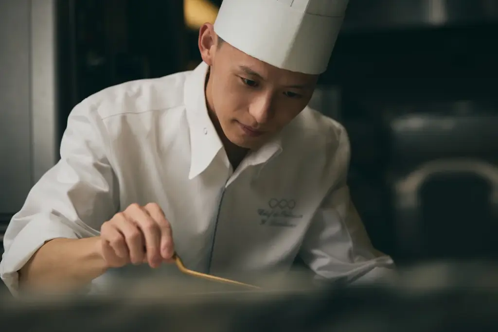 瑞々しいフレッシュの“桃”を「飲んで」「食べて」味わい尽くす至福のアフタヌーンティーを提供 フレッシュの桃を飴細工で飾ったパフェや、愛らしい桃ムース、桃の生スコーンなど 画像 15