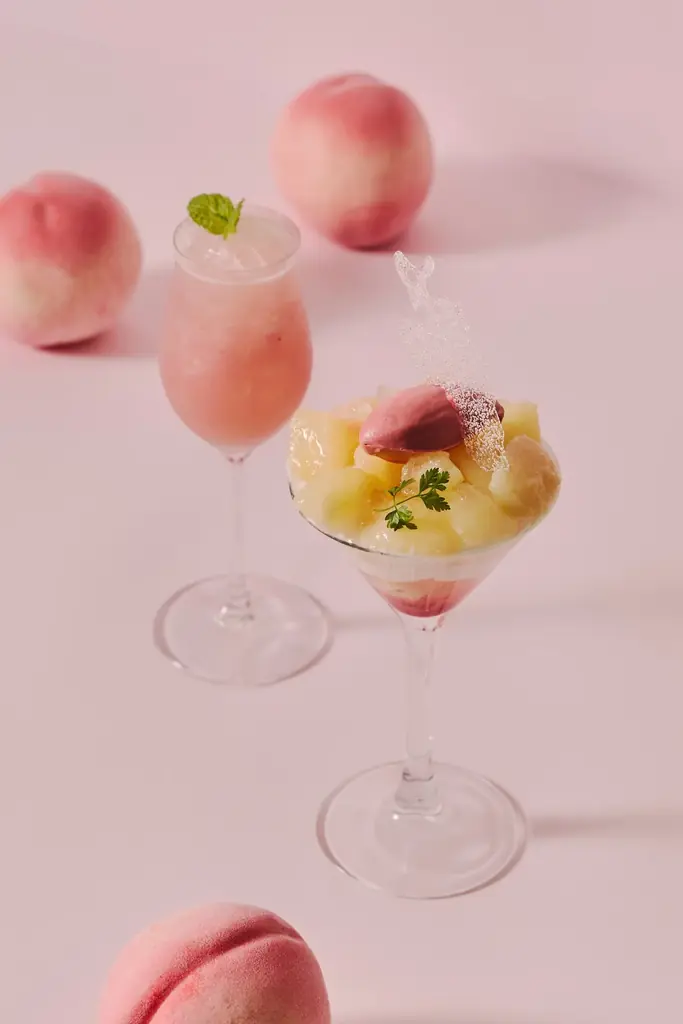 瑞々しいフレッシュの“桃”を「飲んで」「食べて」味わい尽くす至福のアフタヌーンティーを提供 フレッシュの桃を飴細工で飾ったパフェや、愛らしい桃ムース、桃の生スコーンなど 画像 2