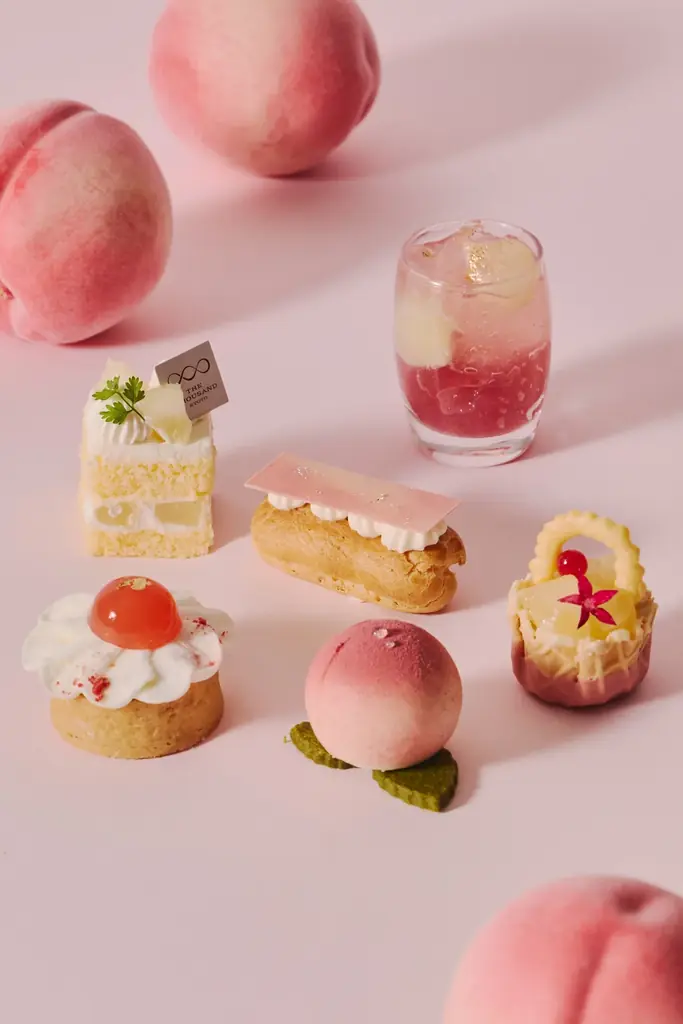 瑞々しいフレッシュの“桃”を「飲んで」「食べて」味わい尽くす至福のアフタヌーンティーを提供 フレッシュの桃を飴細工で飾ったパフェや、愛らしい桃ムース、桃の生スコーンなど 画像 3