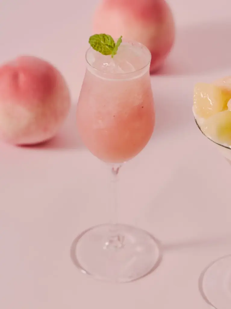 瑞々しいフレッシュの“桃”を「飲んで」「食べて」味わい尽くす至福のアフタヌーンティーを提供 フレッシュの桃を飴細工で飾ったパフェや、愛らしい桃ムース、桃の生スコーンなど 画像 4