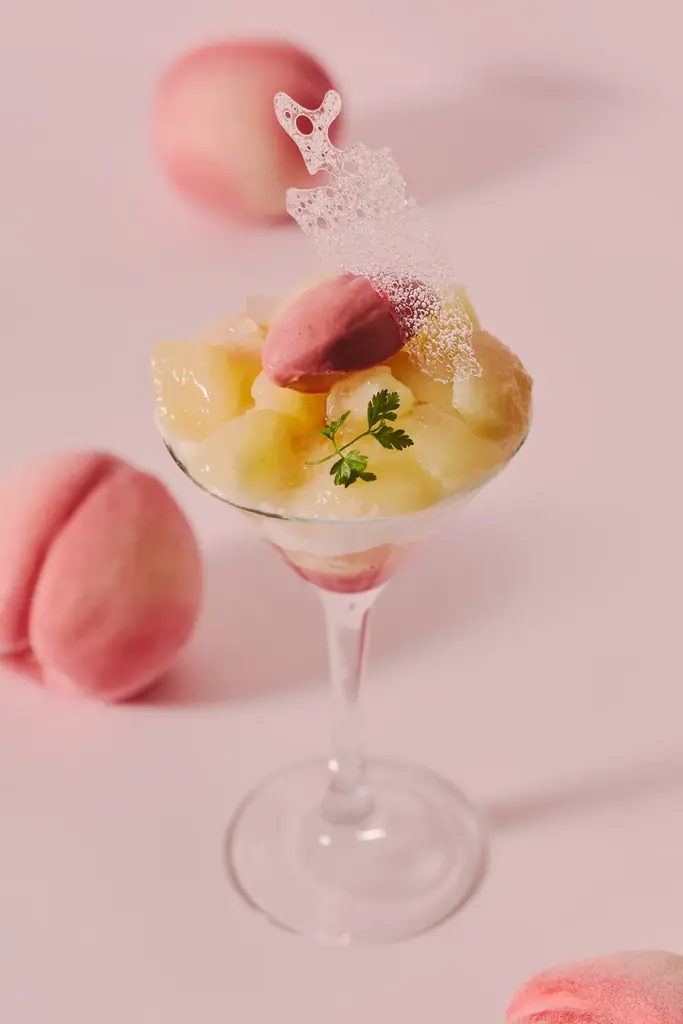 瑞々しいフレッシュの“桃”を「飲んで」「食べて」味わい尽くす至福のアフタヌーンティーを提供 フレッシュの桃を飴細工で飾ったパフェや、愛らしい桃ムース、桃の生スコーンなど 画像 5