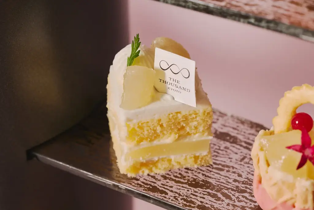 瑞々しいフレッシュの“桃”を「飲んで」「食べて」味わい尽くす至福のアフタヌーンティーを提供 フレッシュの桃を飴細工で飾ったパフェや、愛らしい桃ムース、桃の生スコーンなど 画像 6