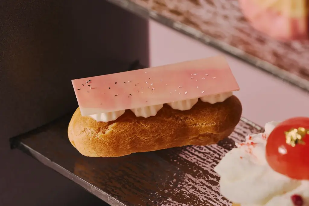 瑞々しいフレッシュの“桃”を「飲んで」「食べて」味わい尽くす至福のアフタヌーンティーを提供 フレッシュの桃を飴細工で飾ったパフェや、愛らしい桃ムース、桃の生スコーンなど 画像 7