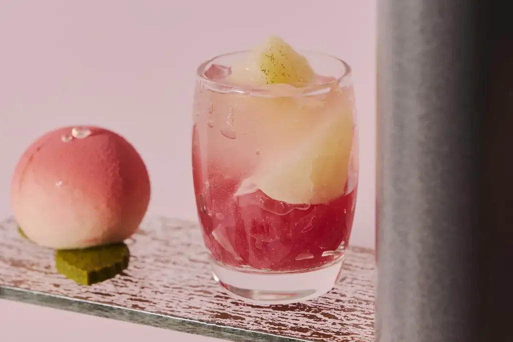 瑞々しいフレッシュの“桃”を「飲んで」「食べて」味わい尽くす至福のアフタヌーンティーを提供 フレッシュの桃を飴細工で飾ったパフェや、愛らしい桃ムース、桃の生スコーンなど 画像 8