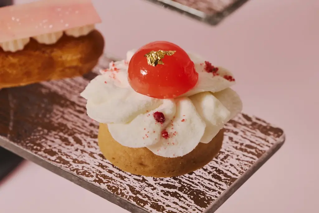 瑞々しいフレッシュの“桃”を「飲んで」「食べて」味わい尽くす至福のアフタヌーンティーを提供 フレッシュの桃を飴細工で飾ったパフェや、愛らしい桃ムース、桃の生スコーンなど 画像 9