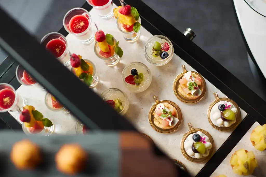 「La Jyho Terrace」にてデザートワゴンでプレミアムな午後のひとときを愉しむ夏のスイーツビュッフェ「The Royal Lounge ～Sweet Symphony～」を開始 画像 3