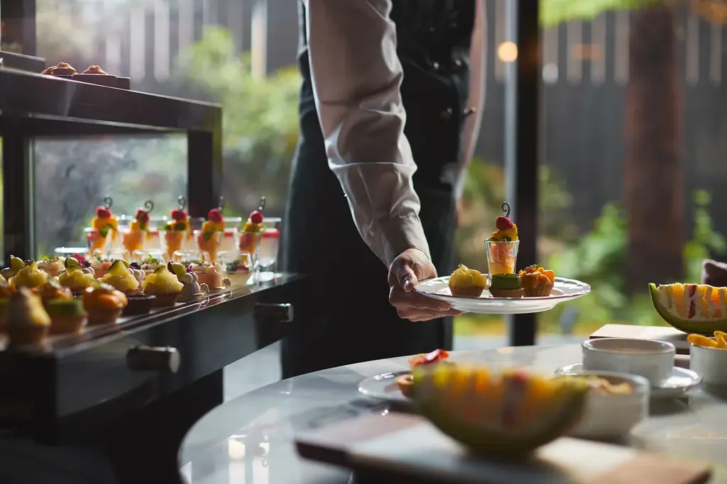 「La Jyho Terrace」にてデザートワゴンでプレミアムな午後のひとときを愉しむ夏のスイーツビュッフェ「The Royal Lounge ～Sweet Symphony～」を開始 画像 5