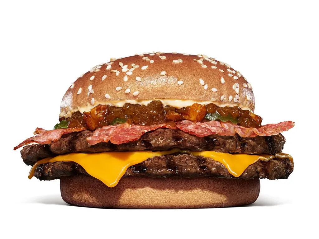 バーガーキング®からスモーキーを極めた4枚肉『スモークハウス ザ・ワンパウンダー』新発売！直火焼きビーフ4枚にスモーキーな刻みベーコン入りの「特製スモークベーコンソース」を使用した超大型バーガー新登場 画像 5