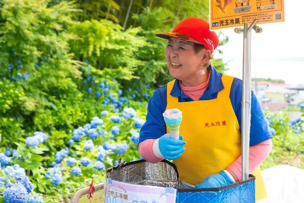 秋田の夏の風物詩「ババヘラ」　ユニフォームを着て売り子さんになり切ろう！　休暇村乳頭温泉郷では、家族で楽しむ体験プログラム「ババヘラアイス盛り付け体験付きプラン」を7月27日より販売 画像 2