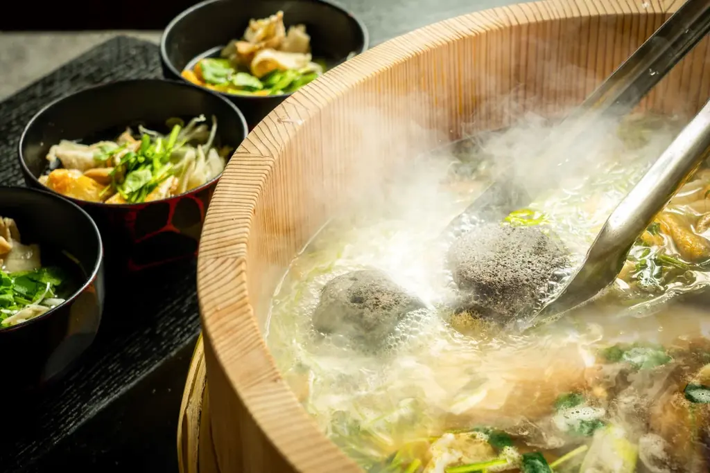 秋田の夏の風物詩「ババヘラ」　ユニフォームを着て売り子さんになり切ろう！　休暇村乳頭温泉郷では、家族で楽しむ体験プログラム「ババヘラアイス盛り付け体験付きプラン」を7月27日より販売 画像 6