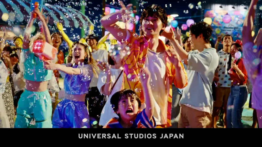 「ユニバーサル・スタジオ・ジャパンで夏祭り!!」 北村匠海さんが“夜祭り”で大騒ぎする 夏の新ＣＭ、本日公開 画像 1
