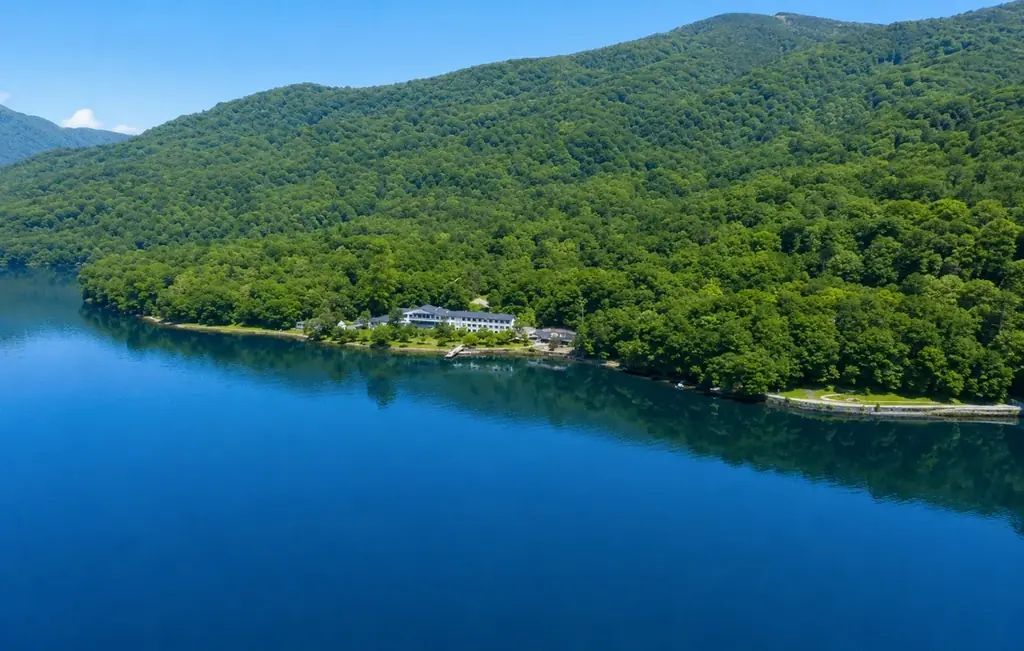 【奥札幌の秘湯　湖畔の宿支笏湖　丸駒温泉旅館】温暖化に負けない、支笏湖の新たな涼。大自然を守り、魅力を体感する「支笏湖ビーチby丸駒温泉」が誕生！ 画像 1