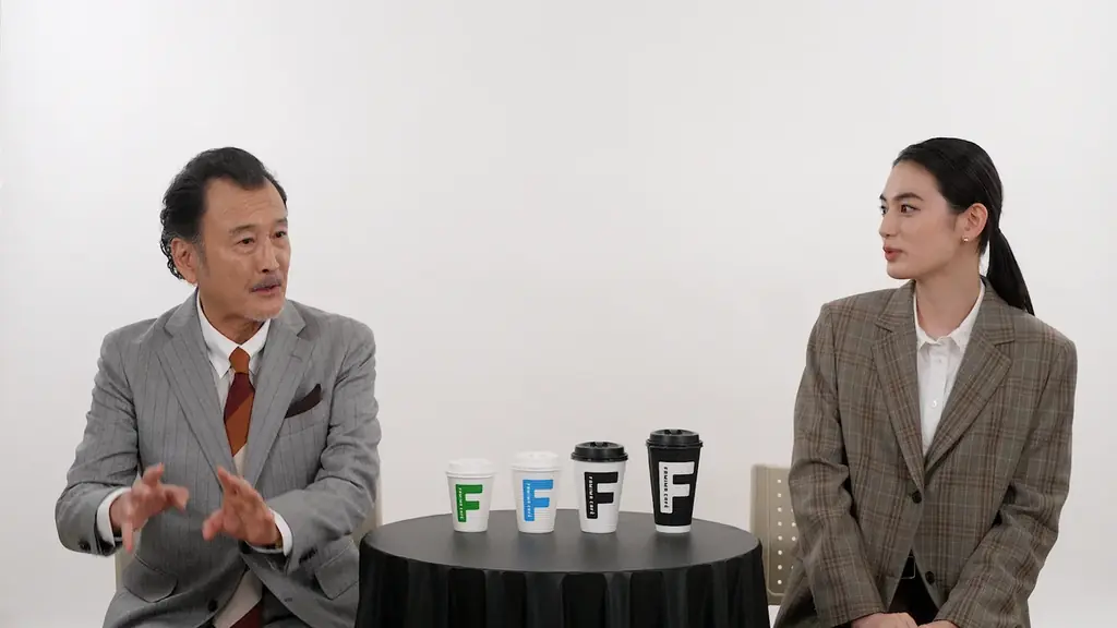 吉田鋼太郎さんと八木莉可子さんが初の先輩・後輩役に挑戦 新TVCM「FAMIMA CAFÉ刷新　うまさに驚け。」篇　6月2日から放映開始 実は二人とも几帳面！？私生活でのこだわりをインタビューで告白 画像 10