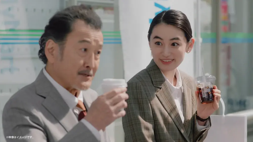 吉田鋼太郎さんと八木莉可子さんが初の先輩・後輩役に挑戦 新TVCM「FAMIMA CAFÉ刷新　うまさに驚け。」篇　6月2日から放映開始 実は二人とも几帳面！？私生活でのこだわりをインタビューで告白 画像 5