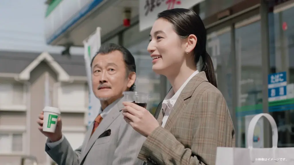 吉田鋼太郎さんと八木莉可子さんが初の先輩・後輩役に挑戦 新TVCM「FAMIMA CAFÉ刷新　うまさに驚け。」篇　6月2日から放映開始 実は二人とも几帳面！？私生活でのこだわりをインタビューで告白 画像 7