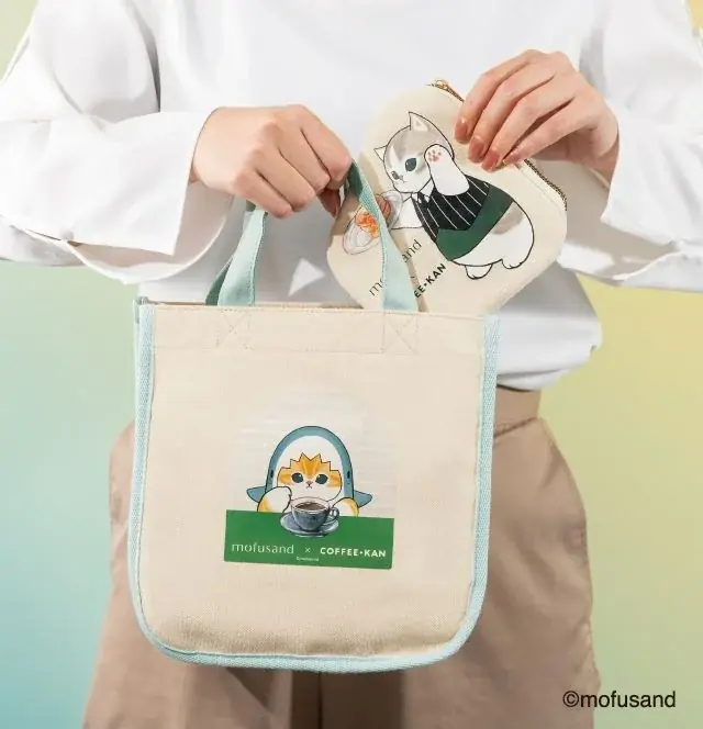「mofusand」×『珈琲館』初のコラボにゃんこたちと過ごす喫茶店のひとときを描いた、数量限定サマーバッグを6月1日（月）より予約開始、7月2日（木）より一般発売 画像 2