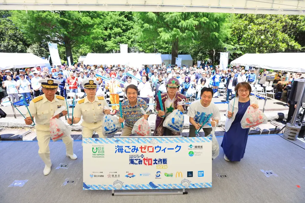 池袋でコスプレ×ごみ拾い、300人で42袋回収