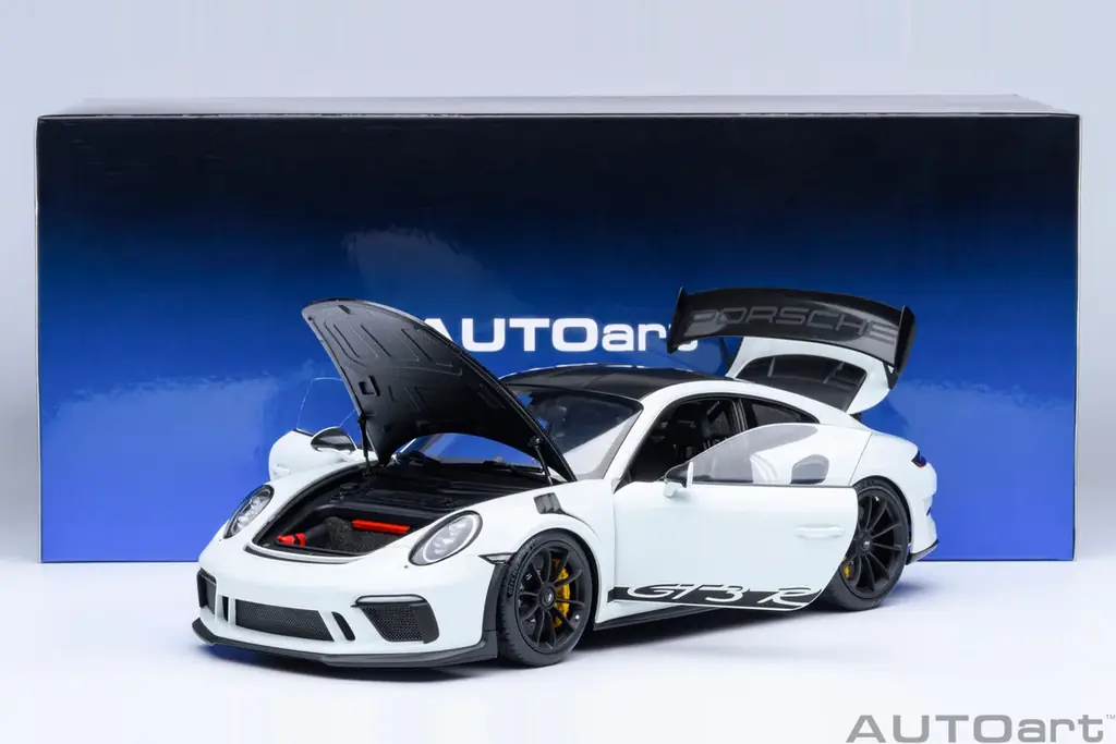 991型の最後を飾るモータースポーツ直系のスペシャルモデル『ポルシェ 911 （991.2）GT3 RS』をAUTOart が1/18スケールでモデル化！ 画像 10