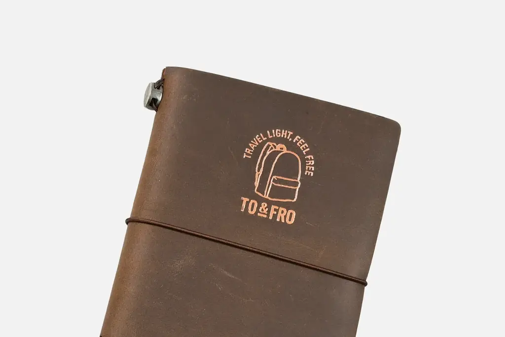 TRAVELER’S COMPANY × TO&FRO 7度目のコラボ！革素材を纏ったバックパックとトラベラーズノート、6/10発売【数量限定デザイン】 画像 12
