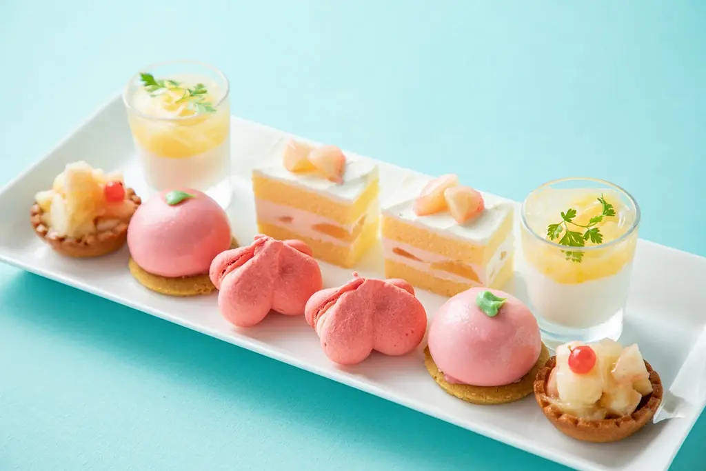 タルトや杏仁、ショートケーキやピンチョスまで多彩な味わいを3段スタンドで。桃のやさしい甘みが広がる、夏限定のご褒美アフヌン「ピーチアフタヌーンティー」～小田急ホテルセンチュリーサザンタワー～ 画像 2