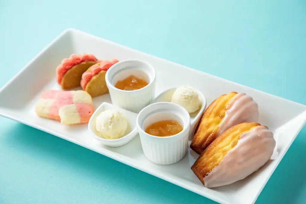 タルトや杏仁、ショートケーキやピンチョスまで多彩な味わいを3段スタンドで。桃のやさしい甘みが広がる、夏限定のご褒美アフヌン「ピーチアフタヌーンティー」～小田急ホテルセンチュリーサザンタワー～ 画像 4