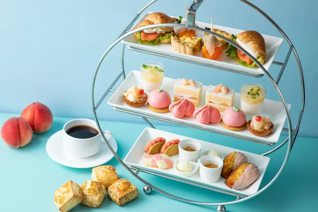 タルトや杏仁、ショートケーキやピンチョスまで多彩な味わいを3段スタンドで。桃のやさしい甘みが広がる、夏限定のご褒美アフヌン「ピーチアフタヌーンティー」～小田急ホテルセンチュリーサザンタワー～ 画像 6