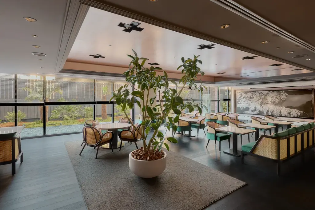 今春グランドオープンのラウンジ「La Jyho Terrace」にて月替わりでメロン・桃・マンゴーを味わう、平日限定の特別なティータイム 「完熟の誘惑。真夏のフルーツタルトコレクション」が初登場 画像 2