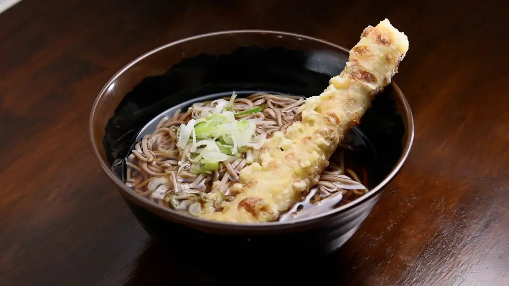【ＢＳ日テレ】神奈川・八丁畷で見つけたガード下にある“ザ・立ち食いそば屋”　ドランク塚地も心配「天ぷらのサクサクが電車の音で聞こえなかったかな？」　自慢は鰹節と昆布を合わせるこだわりの出汁 画像 1