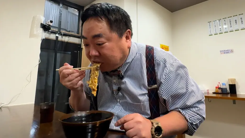 【ＢＳ日テレ】神奈川・八丁畷で見つけたガード下にある“ザ・立ち食いそば屋”　ドランク塚地も心配「天ぷらのサクサクが電車の音で聞こえなかったかな？」　自慢は鰹節と昆布を合わせるこだわりの出汁 画像 2