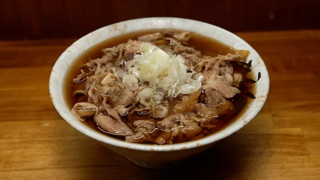 【ＢＳ日テレ】神奈川・八丁畷で見つけたガード下にある“ザ・立ち食いそば屋”　ドランク塚地も心配「天ぷらのサクサクが電車の音で聞こえなかったかな？」　自慢は鰹節と昆布を合わせるこだわりの出汁 画像 6