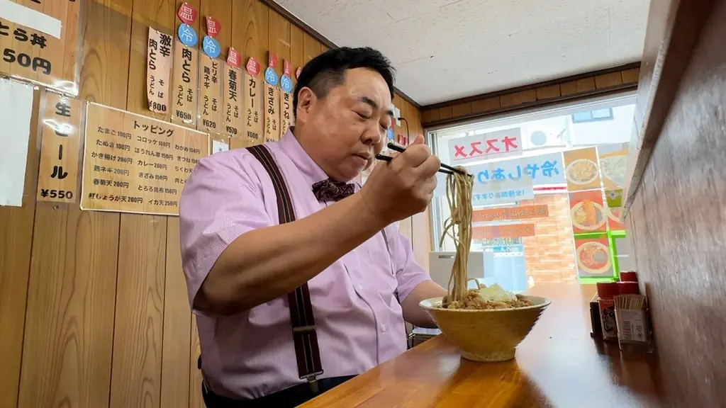 【ＢＳ日テレ】神奈川・八丁畷で見つけたガード下にある“ザ・立ち食いそば屋”　ドランク塚地も心配「天ぷらのサクサクが電車の音で聞こえなかったかな？」　自慢は鰹節と昆布を合わせるこだわりの出汁 画像 7