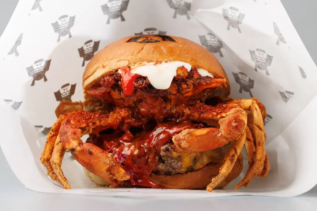 【6月8日発売】辛さ1〜100まで選べる5段階仕様！SHOGUN BURGER×かにを初コラボ、蟹を丸ごと1匹挟んだ「将軍かにをバーガー」登場 画像 2